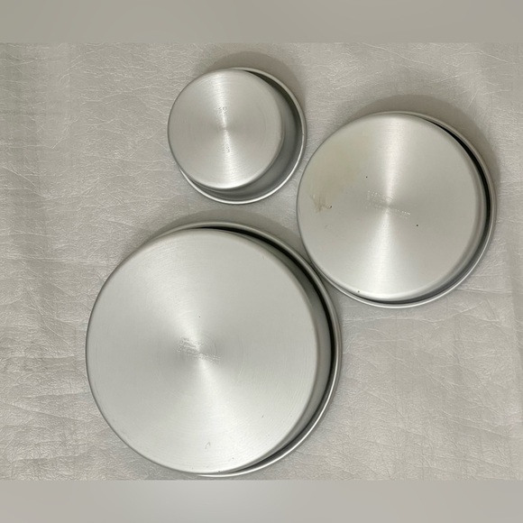 Wilton Tiered Trio Cake Pan Set-Round 4", 6" & 8" - Picture 3 of 6